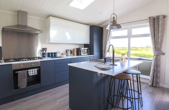FAIRWAYS 34, country holiday cottage, with pool in Brean