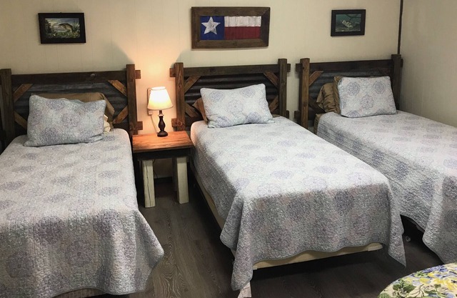 Falcon 1 Cabin - The perfect fishing getaway - FENCED & GATED