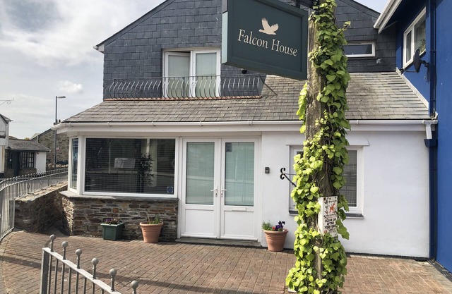 FALCON HOUSE, family friendly, character holiday cottage in Tintagel