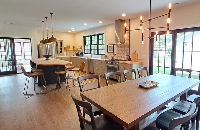 Stunning home w/Private Association Beach 2 Screened Porches