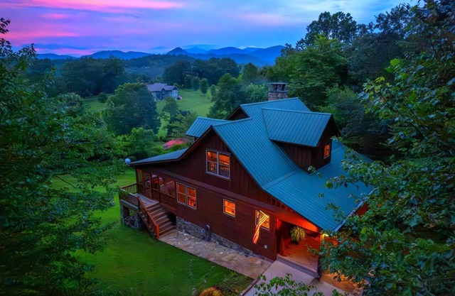 Luxe Mountain Cabin /Fireplace/Firepit/Porch/Families/Getaways/Couples/Nature lovers/WCU/in Sylva!