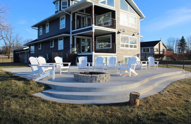 Luxury Bayfront Home with Kayaks & Lambeau Views
