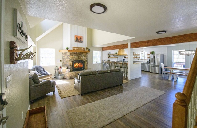 Unit 34!! Luxury Cloudcroft Cabin*Sleeps 18*Wildlife*Arcades*Home Theater*