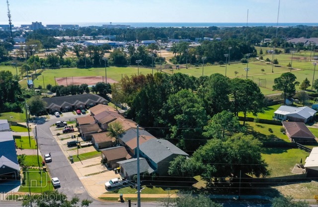 Convenient End Condo | Heart of Fort Walton Beach | Pet Friendly | Fenced | Close to Beaches & Bases