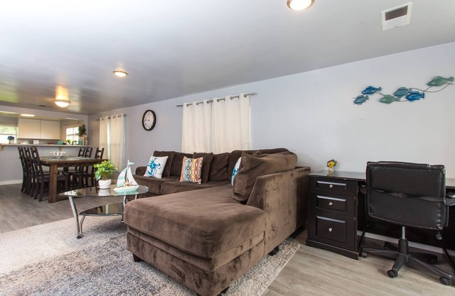 Close to Okaloosa Island | 2 Min to Downtown Fort Walton Beach | Pet Friendly | Shared Fenced Yard