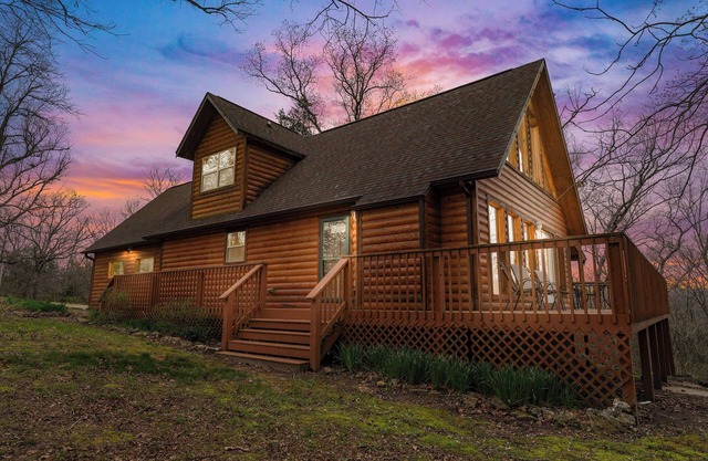 Remodeled Lakefront Cabin, bunkroom, shuffleboard