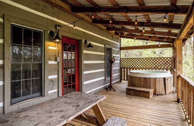 Summer Sun! King Bed! Arcade! Hot Tub!