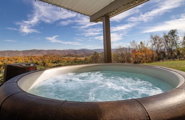80s glam house w/ hot tub, mtn views near W&L, VMI