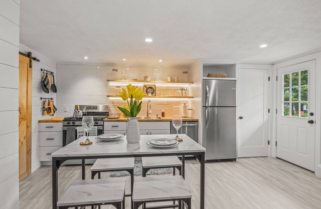 Fall Getaway Condo in Dennis Village. Walk to Treats