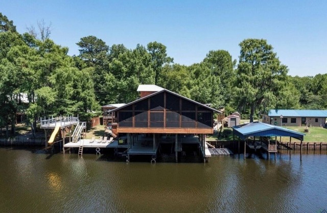 SUMMERTIME!! HOT TUB!! FIRE PIT! Getaway at this Epic Waterfront Home!!