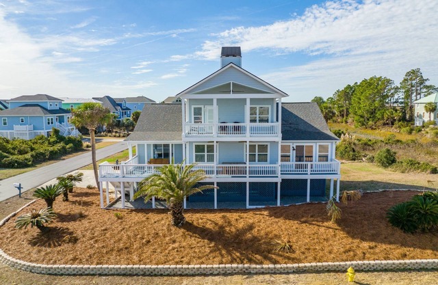 Ebb Tide Beach Cottage on Harbor Island: Ocean Views, Resort Pool, and Family Fun!
