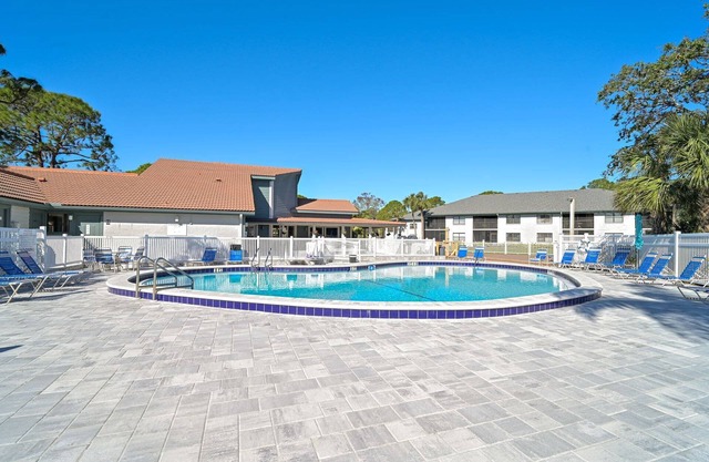 Relax at Shorewalk Villa - Hot Tub, Pools, Tennis, Close to Great Restaurants, Beaches and Shopping!