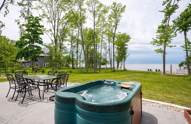 Lakefront Paradise: Hot Tub, Kayaks & Family Fun!