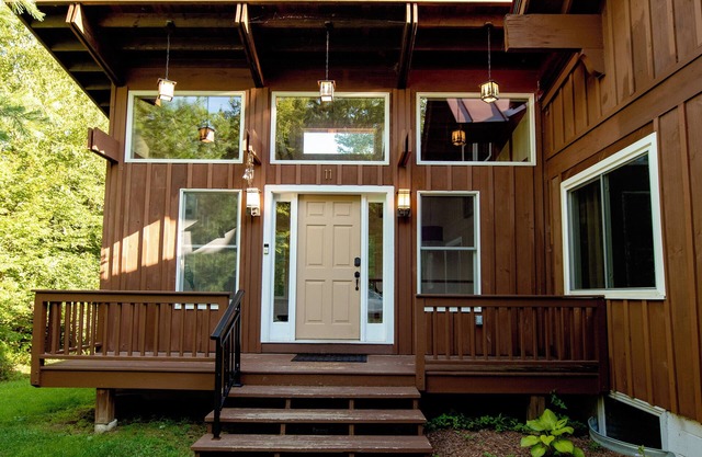 April SoVT Retreat - Hot Tub, Fire Pit, Pet friendly - MTN Biking - Hiking