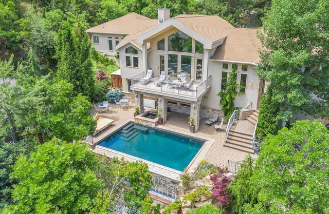 Majestic Views: Pool, Hot Tub, Game Room, Spacious Sleeps 13, Free Ski Rental! Your Mountain Haven!