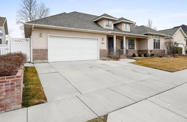 Modern Salt Lake City Retreat: Spacious 5BR Home, Game Room, BBQ, Free Ski Rental, Covered Patio
