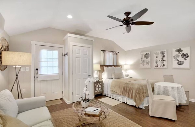 Fall Special! Studio 3 minutes to beach!