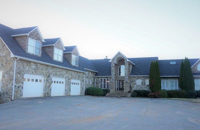 Belle propriété privée avec vue imprenable sur la montagne + lac!