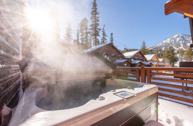 Condo moderne dans un nouveau développement avec bain à remous privé, à quelques pas des pistes et du Canyon Lodge