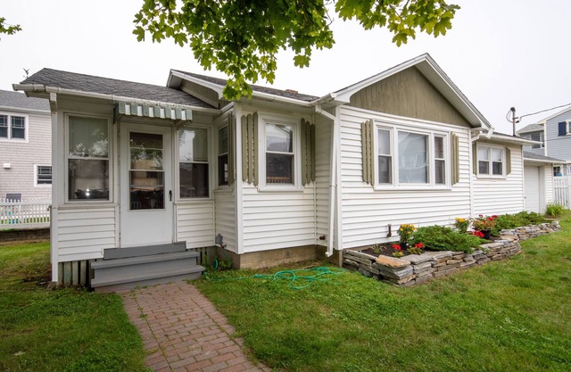 NOW RENTING FOR 2025 SEASON! Steps to the beach in Wells, perfect for families!