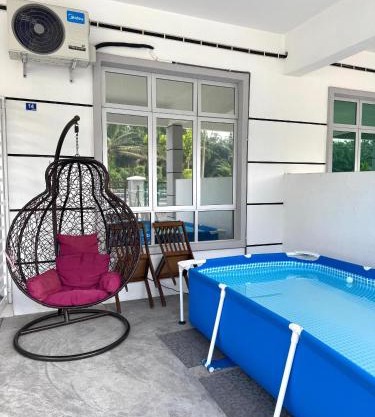 Fallem's Homestay Melaka I 4 ROOMS I FULLY AIRCOND I 9 PAX I FREE WIFI I NETFLIX I INTEX POOL