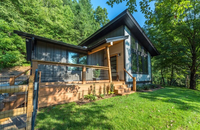 Falling Waters Cabin | Sleek & Stylish One Level Living