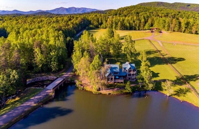Falling Waters Lodge Spectacular Lake Front Home