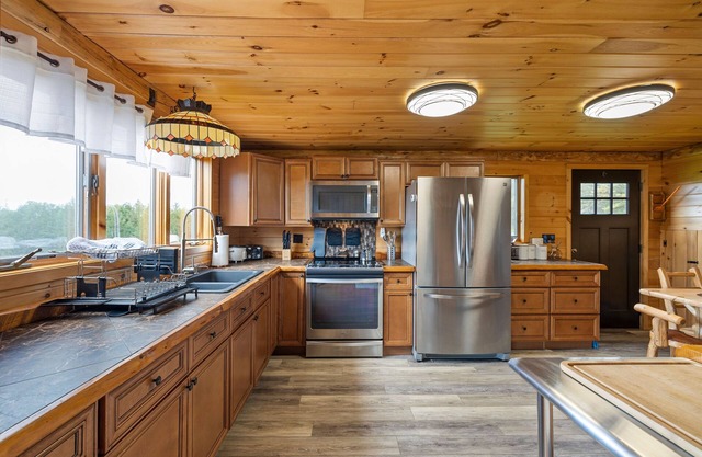 Rustic Log Cabin on 21 Acres. Spectacular Views