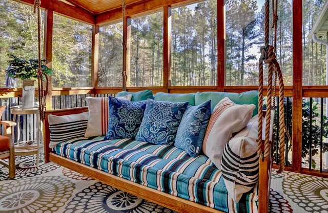 Falls Lake Cottage@Rolling View with saltwater hot tub, fire pit & screen porch