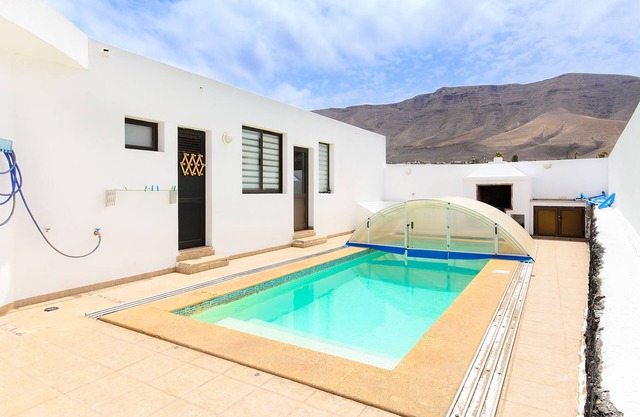 Famara Beach House sur la côte avec piscine partagée, vue sur l'océan et la montagne et Wi-Fi