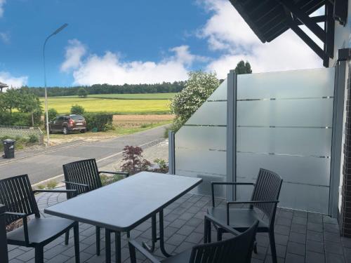 Familien-Apartment Bodanum für 4 Personen - mit eigener Terrasse - naturnahe Ortsrandlage - Arbeitsplatz mit VDSL - 10 min zum Nürburgring