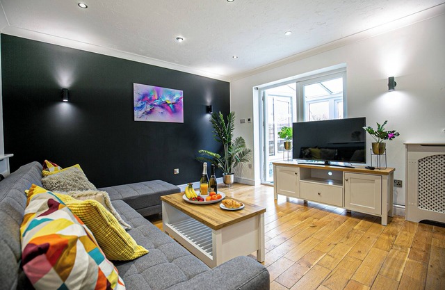 Families & Contractors.Quiet parkland location close to amenities Milton Keynes