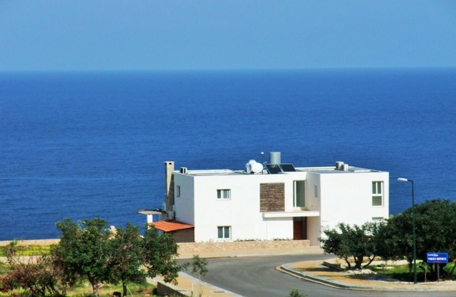Villa familiale de 5 chambres, piscine privée, emplacement en bord de falaise surplombant la mer