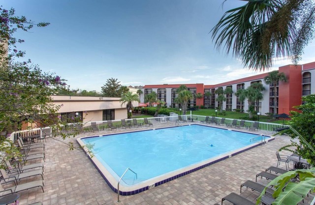 Family Adventure! Four Comfy Units! Pool, Breakfast, FREE Parking!