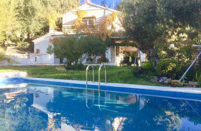 Villa avec piscine privée au milieu de collines et d'oliviers