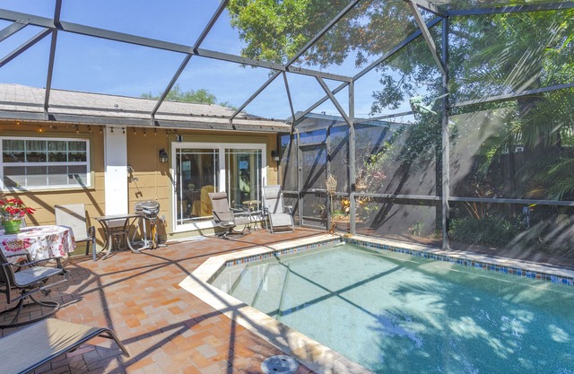 Famille et animaux de compagnie chalet plage w / piscine et barbecue dans le village balnéaire pittoresque