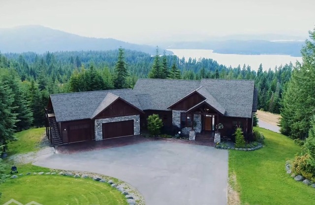 Vues à couper le souffle sur le lac avec accès à l'eau de cette maison de 4 200 pieds carrés.