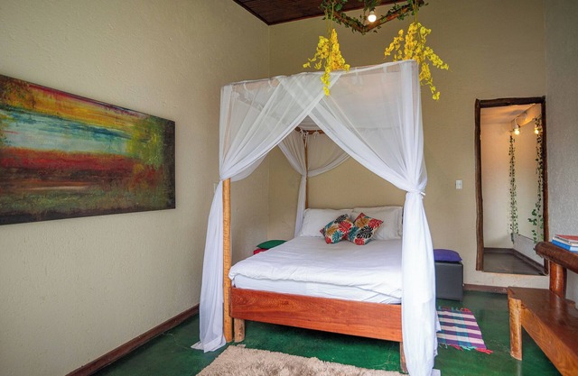 Family and pet friendly chalet in Brumadinho 30 minutes from BH. Kitchen integrated with nature.