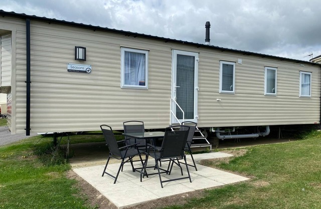 Family and pet friendly caravan with panoramic sea views of Chesil Beach.