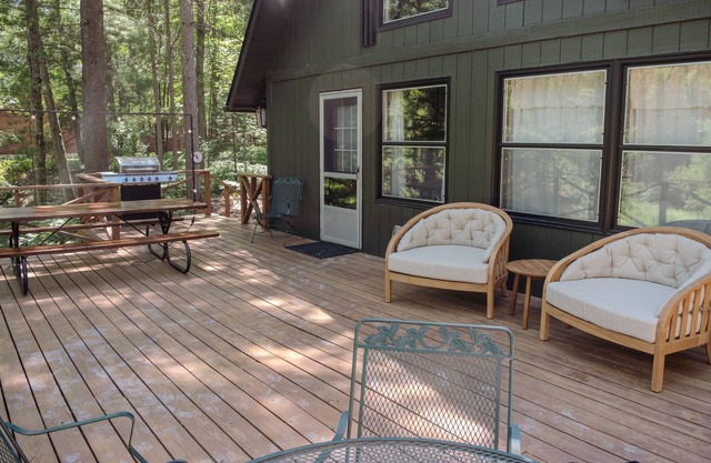 Family and Pet Friendly Cottage on the Manistee River