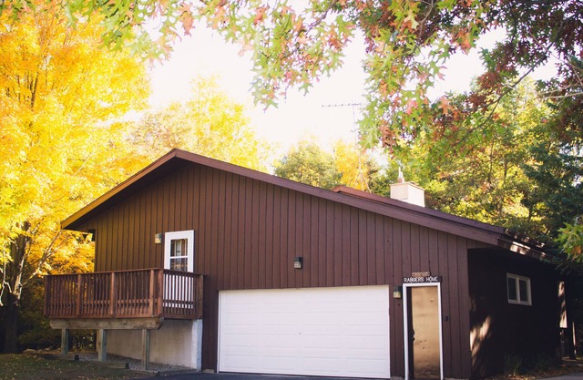 Maison de famille se trouve dans le magnifique parc du comté. Tout près de West Bend.