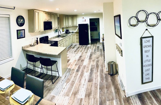 Family and Pet friendly! Near the Dells and Cascade Mountain.