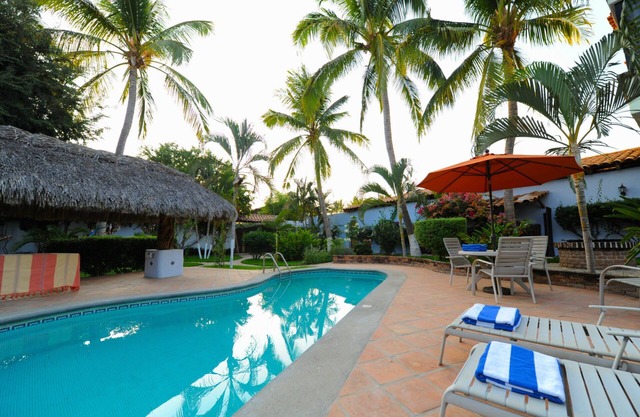 Grand appartement confortable avec terrasse, piscine sans chlore, à 1 minute de la plage