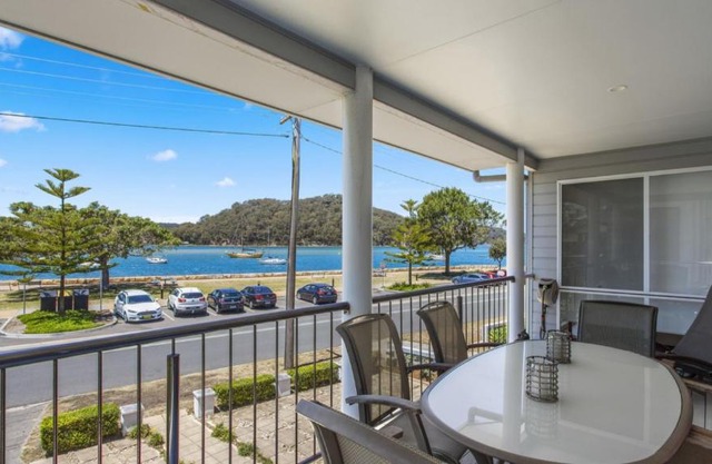 Family Beachhouse - Waterfront Ettalong Beach