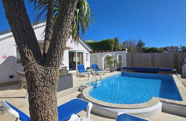 Bungalow attrayant avec piscine privée près de Tenby