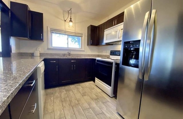 Family cabin, 3bedroom, waterfront, close to everything