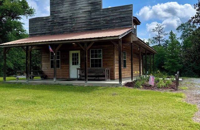 Cabine Cosy Creekside "Ole Country Store Style"
