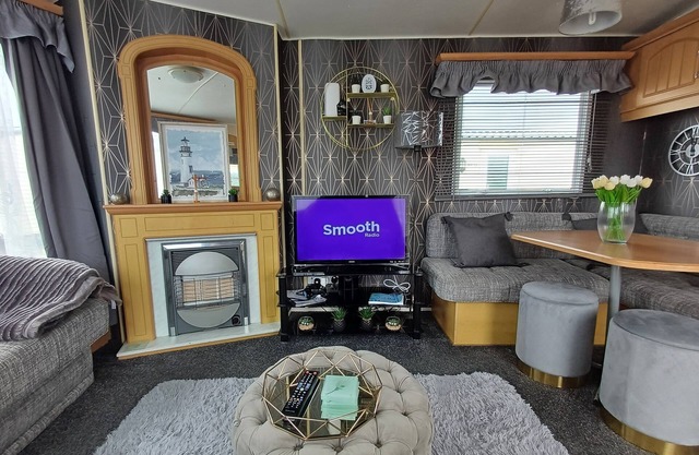 Family Caravan-Pets-Golden Palm-Pool-Arcades