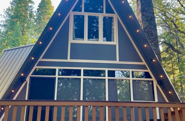 Family Chalet- HOT TUB, Pets, Arcade Game, FirePit