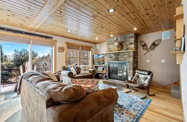 Cozy Home w/ Mtn Views & HotTub- Dogs Ok! Slps13